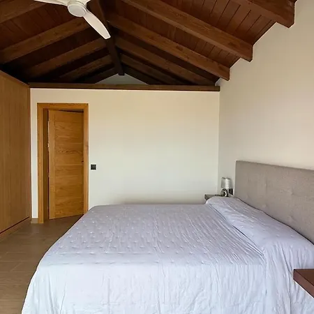 - Upper Deck Double Private In Barbuja Apartment *